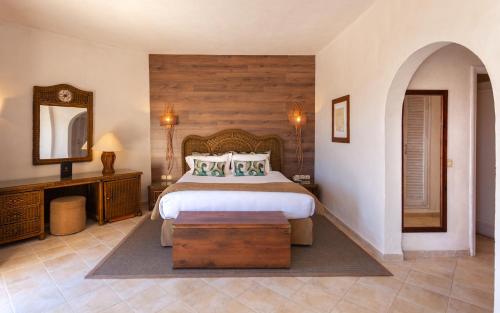 a bedroom with a large bed and a mirror at Africa Jade Thalasso in Korba