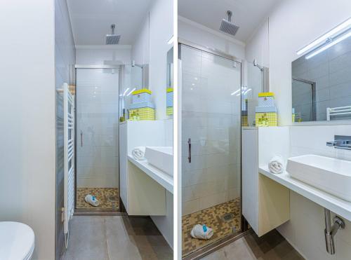 La salle de bains blanche est pourvue de 2 lavabos et de toilettes. dans l'établissement MY CASA - GAMBETTA 33, à Nice