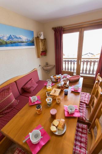 クレスト・ヴォランにあるCHANTE LE VENTのリビングルームに食べ物が置かれたテーブル