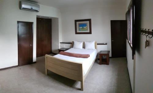 Ένα ή περισσότερα κρεβάτια σε δωμάτιο στο Hostal de Las Américas