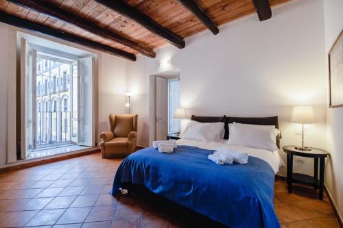 ein Schlafzimmer mit einem Bett mit zwei ausgestopften Tieren darauf in der Unterkunft Palazzo Marigliano - Rooms & Suites in Neapel