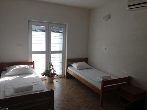 Postel nebo postele na pokoji v ubytování 4 Bedroom Apartment in Tisno (8+4)