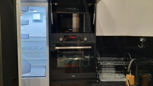 a black oven with a microwave in a kitchen at ALEJA PARK CZĘSTOCHOWA in Częstochowa