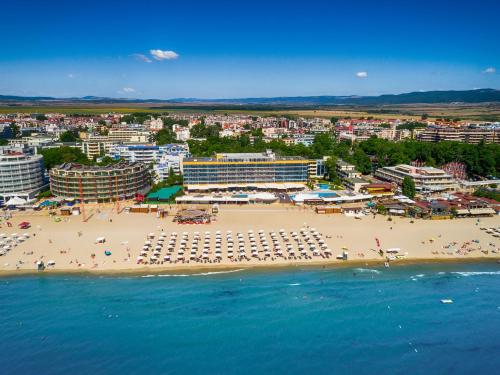 een luchtzicht op een strand met mensen en de oceaan bij Hotel Glarus Beach in Sunny Beach