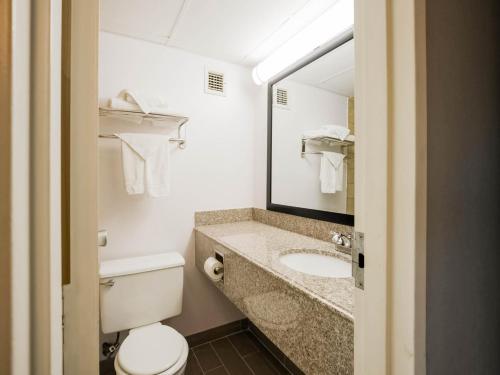Ванная комната в Days Inn by Wyndham Conneaut
