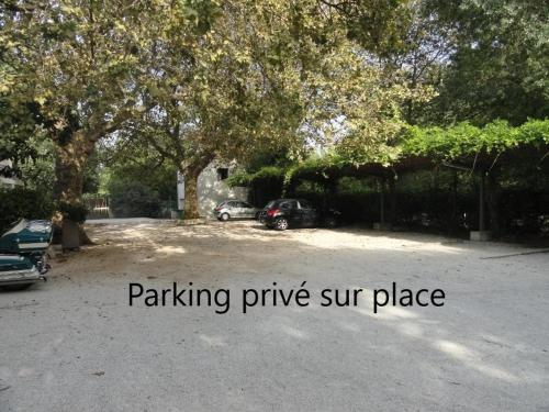 una entrada de estacionamiento con las palabras estacionamiento de estiércol de pino en Hotel de l'île en Aviñón