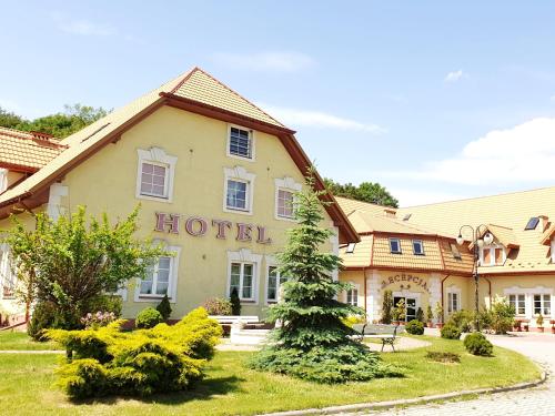 a hotel with a sign that reads hotel at Willa Park in Ostrowiec Świętokrzyski