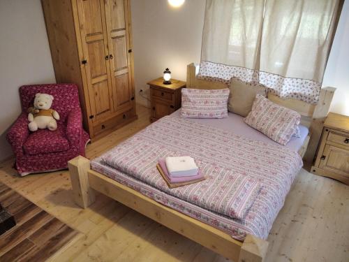 Posteľ alebo postele v izbe v ubytovaní Chalupa Romantik na Hrinovskych lazoch
