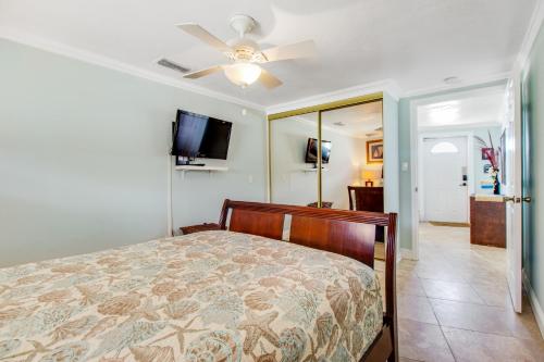 una camera da letto con un letto e un ventilatore a soffitto di Gulf View Cottage #3 a Bradenton Beach