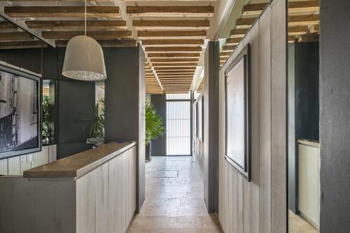 a hallway of an office with a counter and a ceiling at Loft cómodo, seguro y con estilo, en el corazon del Centro Histórico in Mexico City