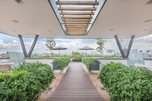 a hallway with plants and umbrellas in a building at Loft cómodo, seguro y con estilo, en el corazon del Centro Histórico in Mexico City