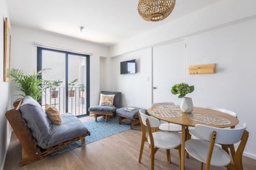 a living room with a table and chairs and a dining room at Loft cómodo, seguro y con estilo, en el corazon del Centro Histórico in Mexico City