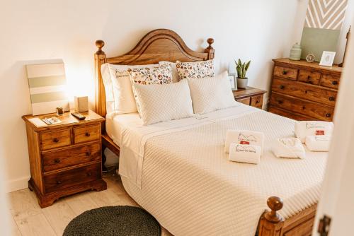 1 dormitorio con 1 cama grande y cabecero de madera en Casa da Serra, en Viana do Castelo