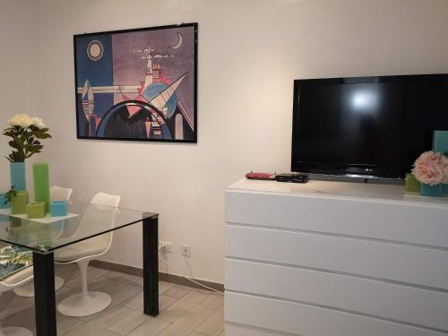 un salon avec une télévision sur une commode dans l'établissement 2BCENTRAL, à Desenzano del Garda