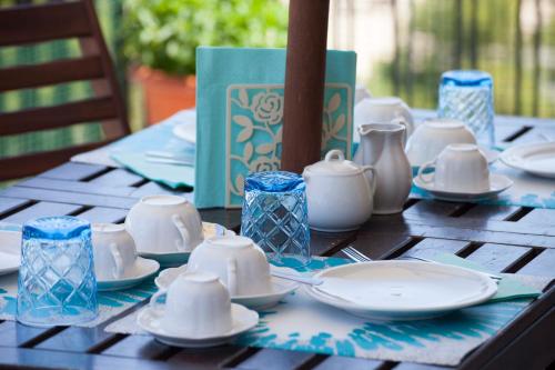 un tavolo in legno con piatti blu e bianchi di L'Ancora B&B a Montesilvano