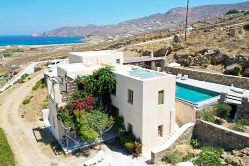 vista aerea di una casa con piscina di Aviola Mykonos a Ftelia