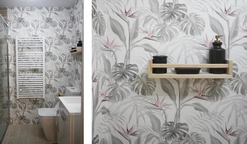 a bathroom with a toilet and a wallpaper with flowers at Apartamento de diseño en el Sardinero in Santander