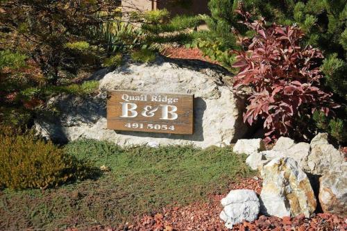A Vacation Paradise at Quail Ridge B&Bに飾ってある許可証、賞状、看板またはその他の書類
