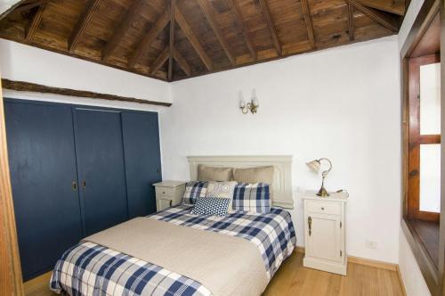 1 dormitorio con 1 cama y armario azul en Villa Awara by Rural La Palma en El Pinillo