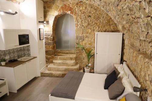 una camera con letto e parete in pietra di Girona Catedral a Girona