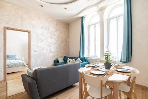 un salon avec une table et un canapé dans l'établissement Appartement Familial Centre Ville de Strasbourg, à Strasbourg