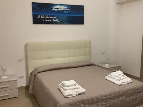 Il MonteにあるPorto Gaio Accomodationのベッドルーム1室(ベッド1台、タオル2枚付)