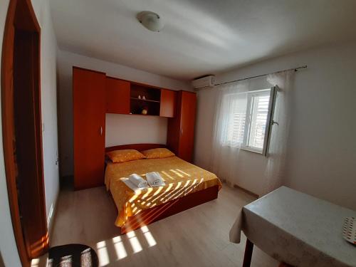 En eller flere senge i et værelse på PETAR&MARIJA