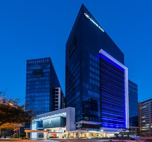 Crowne Plaza Barranquilla, an IHG Hotel في بارانكويلا: مبنى طويل عليه علامة سامسونج