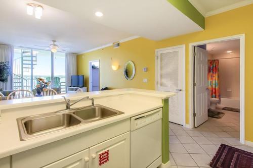 eine Küche mit einem Waschbecken und ein Wohnzimmer in der Unterkunft Destin West Resort in Fort Walton Beach