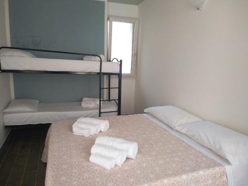a room with two bunk beds with towels at B&B L'Antica Dimora ...e dei mestieri in Otranto