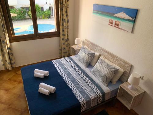 プレヤス・デ・オリフエラにあるApartment Bellavista Cabo Roig with poolのベッドルーム1室(タオル付)