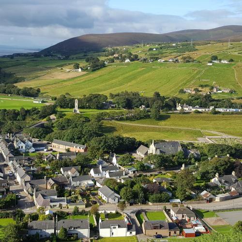 - une vue aérienne sur un petit village dans les collines dans l'établissement Helmsdale Lodge Hostel - all rooms en-suite, à Helmsdale