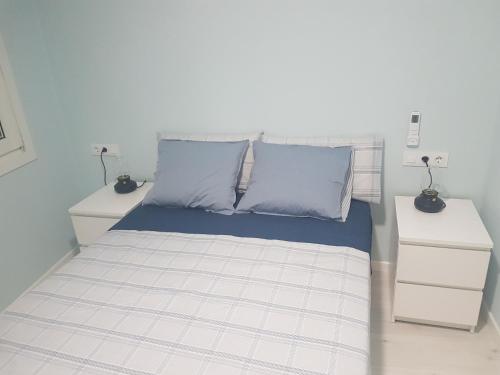 een slaapkamer met een bed met 2 nachtkastjes bij Barcia 3 in Pontevedra