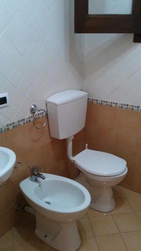 y baño con aseo y lavamanos. en Appartamenti Za Barbara en Lampedusa