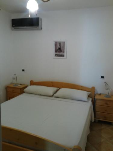 sypialnia z łóżkiem i 2 szafkami nocnymi w obiekcie Appartamenti Za Barbara w mieście Lampedusa
