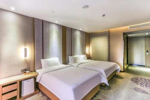 Säng eller sängar i ett rum på Lavande Hotel Suzhou Guanqian