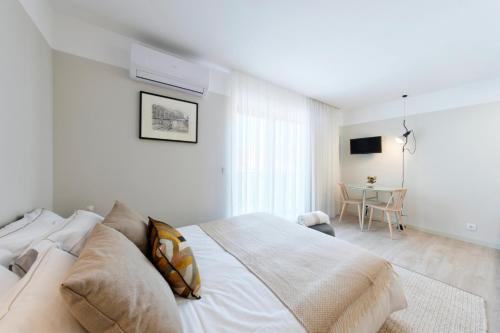 Llit o llits en una habitació de Art Home Apartments