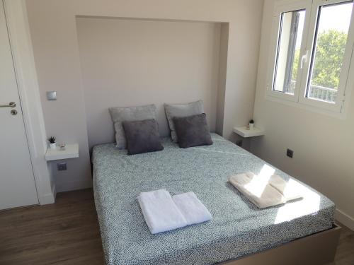 una camera da letto con un letto e due asciugamani di Apartamento Amarante - Vista São Gonçalo ad Amarante