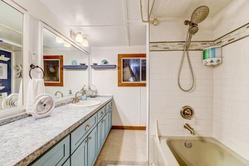 Koupelna v ubytování Atlantic Shores Getaway steps from Jax Beach Private House Pet Friendly Near to the Mayo Clinic - UNF - TPC Sawgrass - Convention Center - Shopping Malls - Under 3 Hours from DISNEY