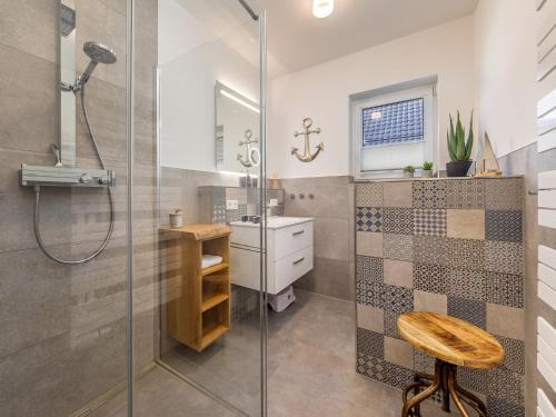 ein Bad mit einer Dusche, einem Waschbecken und einem WC in der Unterkunft Suite Windböe in Zingst