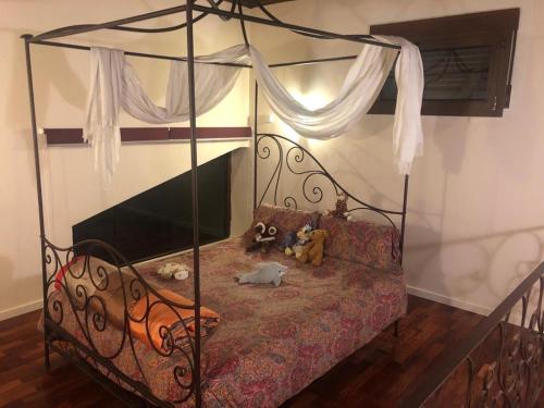 łóżko z dwoma pluszakami siedzącymi na nim w obiekcie El Refugio. w mieście Teruel