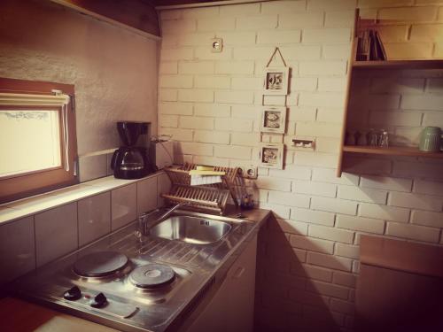 eine Küche mit einer Spüle und einer Arbeitsplatte in der Unterkunft Ferienhaus am Radwanderweg in Klausdorf