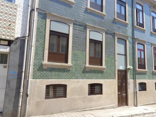 a brick building with a window on the side of it at Portuense Alojamento Local in Porto