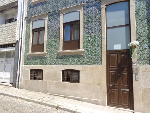 a building that has a window in it at Portuense Alojamento Local in Porto