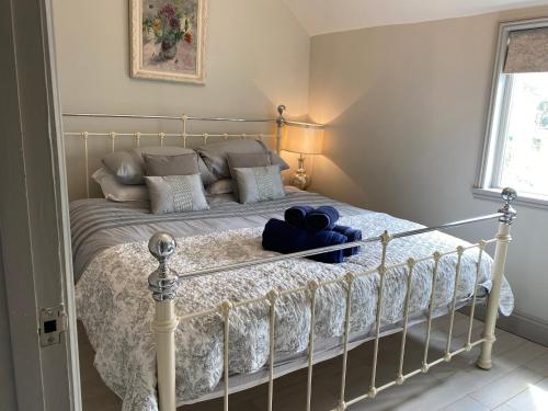 een slaapkamer met een bed met een teddybeer erop bij Little Dolly sea view 2 bedroom apartment, St Ives town, dog friendly in St Ives