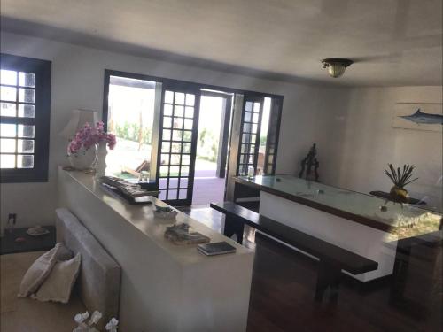 uma sala de estar com um balcão e um piano em Luxury Villa Casa do Sol em Búzios