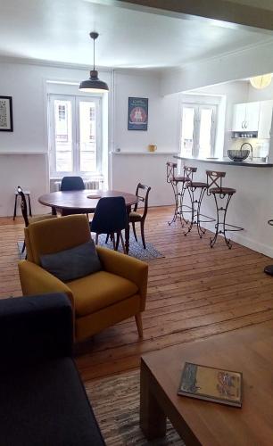 un salon avec un canapé et une table dans l'établissement Les Appartements du 31 - Centre Ville - 1er étage - 56 m2, à Quimper