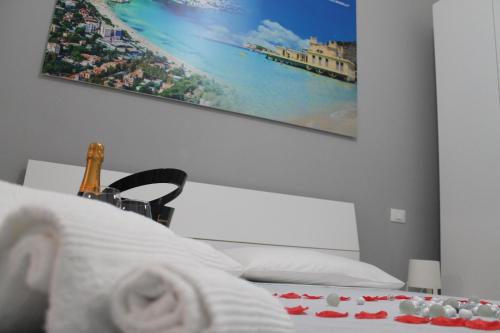 a bedroom with a bed with a picture on the wall at Rigoletto Holiday Home,Centrocittà Palermo in Palermo