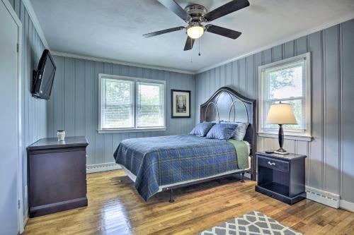 Ένα ή περισσότερα κρεβάτια σε δωμάτιο στο Serene Home on Pond - 5 Mi to Dtwn Greensboro