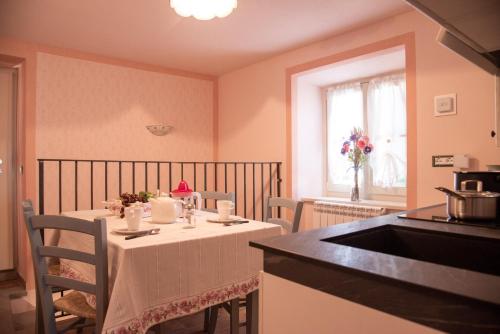 a kitchen with a table with a white table cloth at La Beppa - Casa Vacanza in Pontremoli